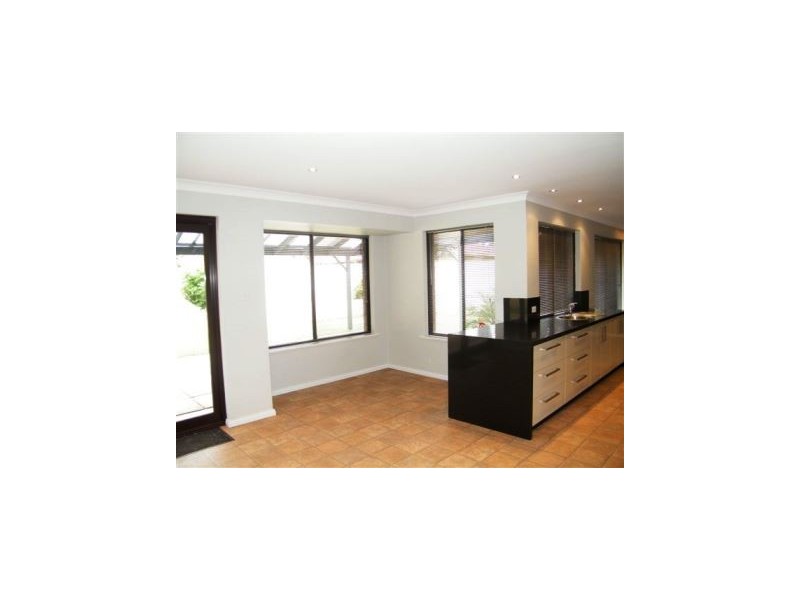 4 Dandaloo Crescent, Wanneroo WA 6065