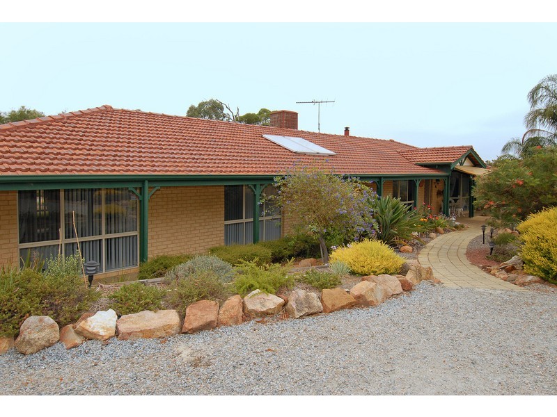 16 Lakelands Drive, Gnangara WA 6065