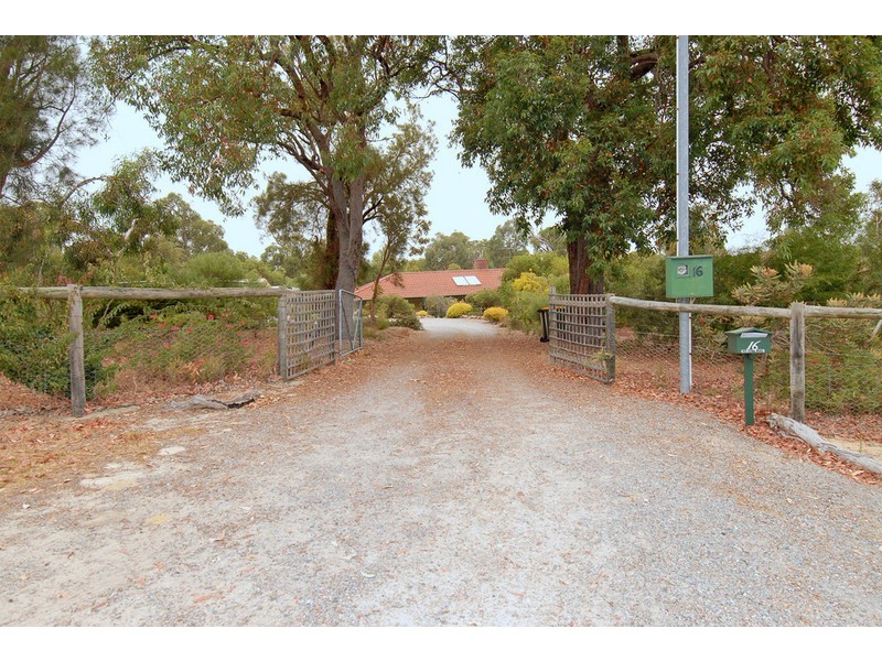 16 Lakelands Drive, Gnangara WA 6065