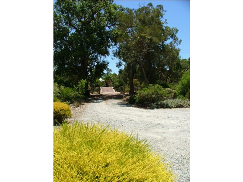 16 Lakelands Drive, Gnangara WA 6065