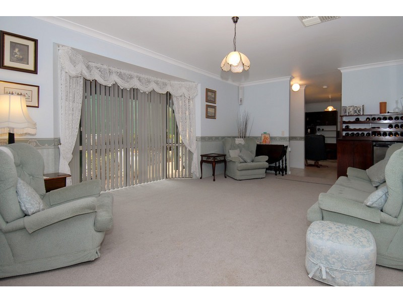 16 Lakelands Drive, Gnangara WA 6065