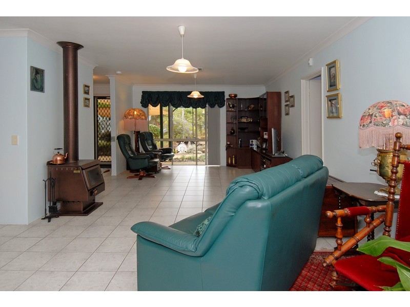 16 Lakelands Drive, Gnangara WA 6065