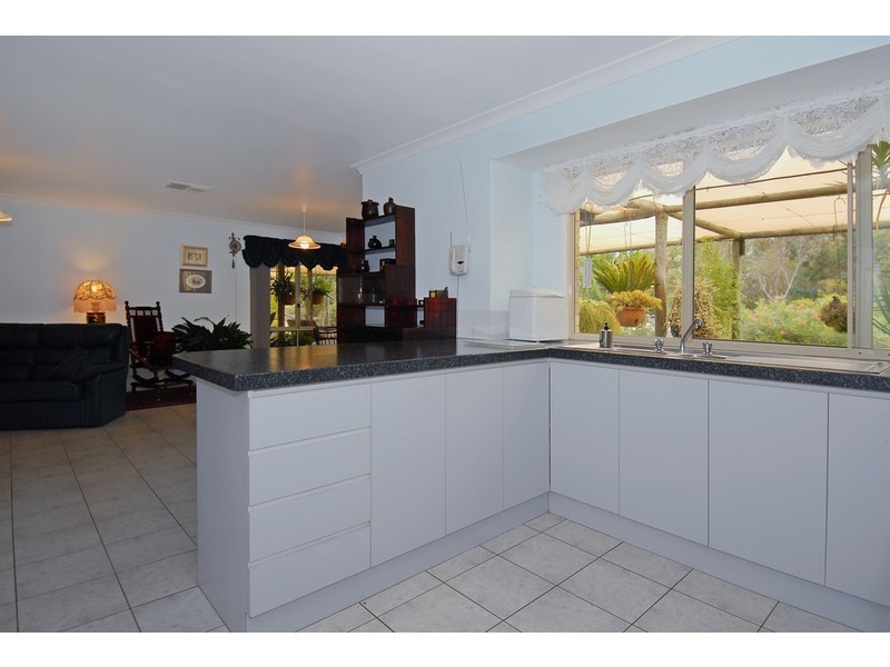 16 Lakelands Drive, Gnangara WA 6065