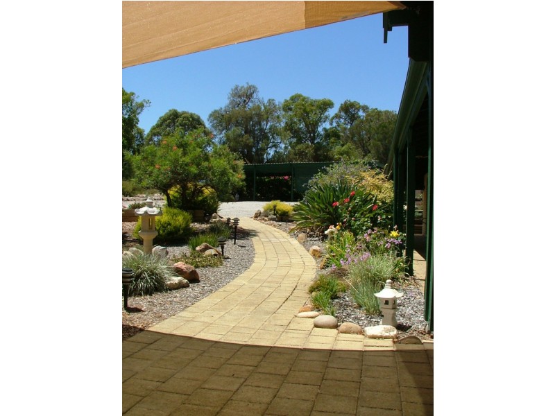 16 Lakelands Drive, Gnangara WA 6065