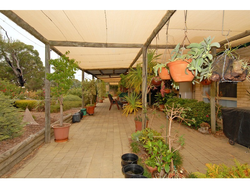 16 Lakelands Drive, Gnangara WA 6065