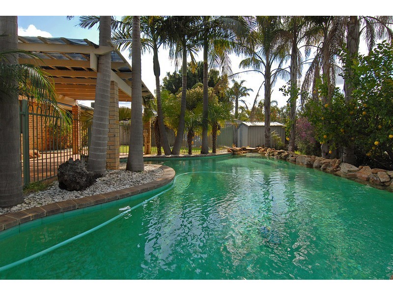 6 Cromwell Road, Alexander Heights WA 6064