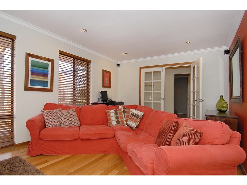 6 Cromwell Road, Alexander Heights WA 6064