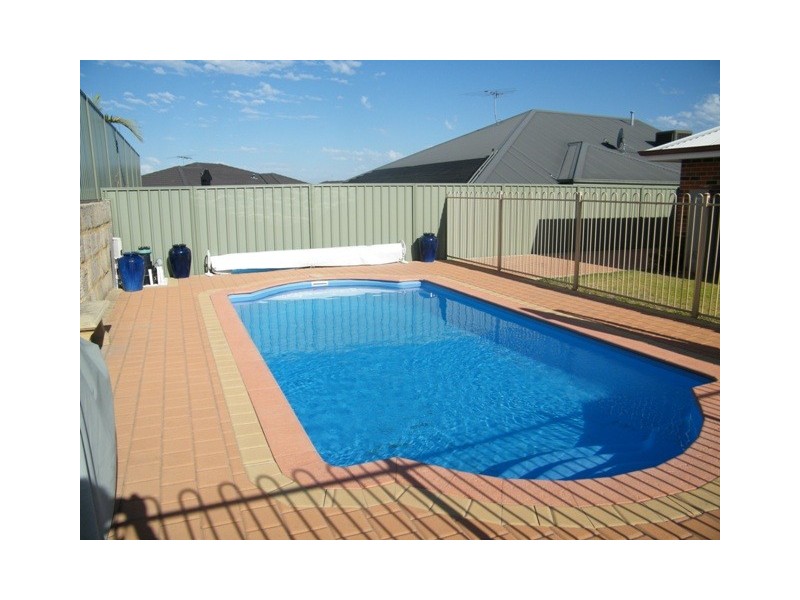 33 Raeburn Crescent, Landsdale WA 6065