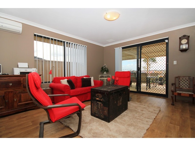 9 Roxton Way, Darch WA 6065