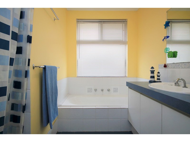 9 Roxton Way, Darch WA 6065