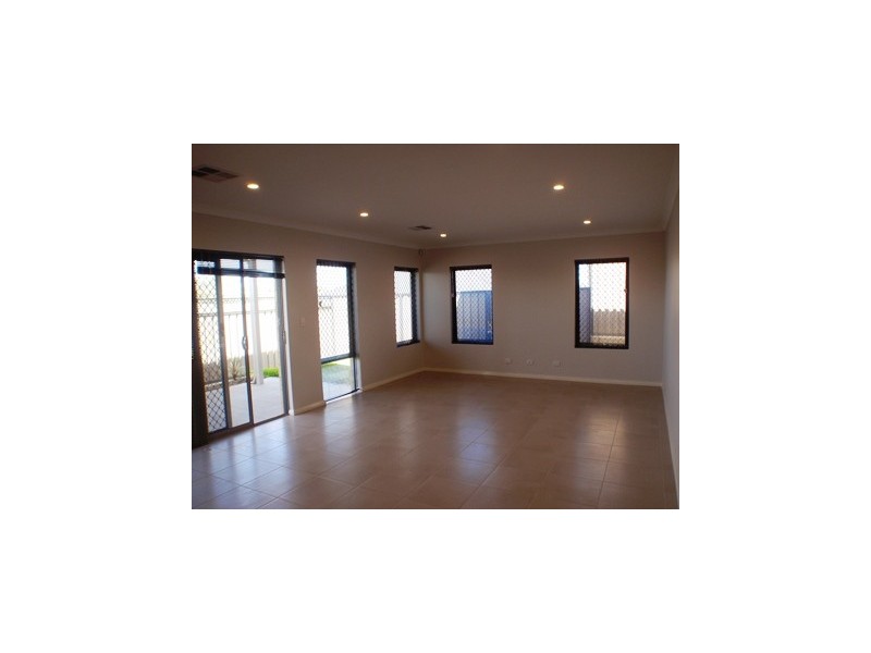 4 Tranquility Crescent, Aveley WA 6069