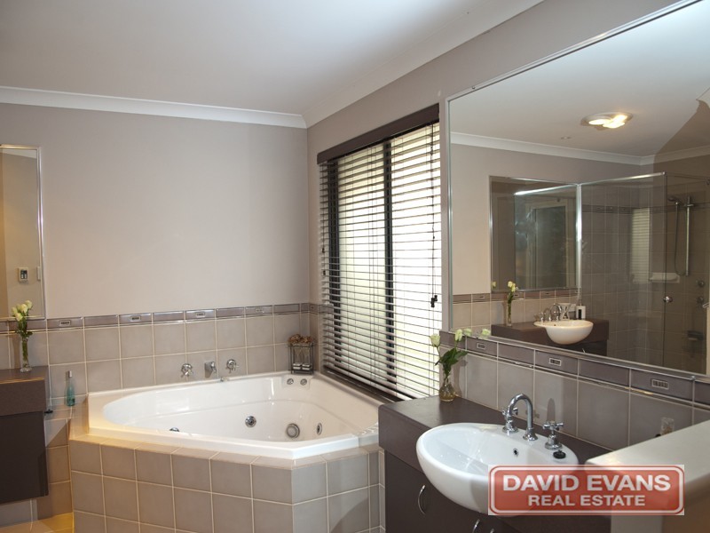 18 Kirkcaldy Terrace, Hocking WA 6065