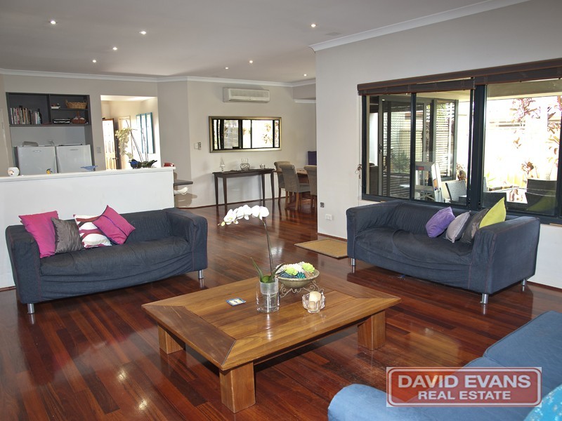 18 Kirkcaldy Terrace, Hocking WA 6065