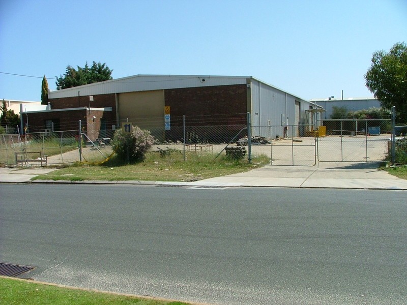 11 Hoskins Road, Landsdale WA 6065