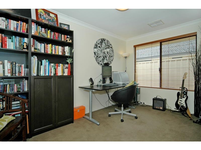 21 Litchfield Cr, Carramar WA 6031