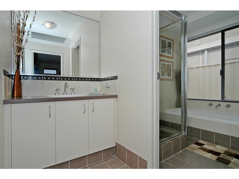 21 Litchfield Cr, Carramar WA 6031