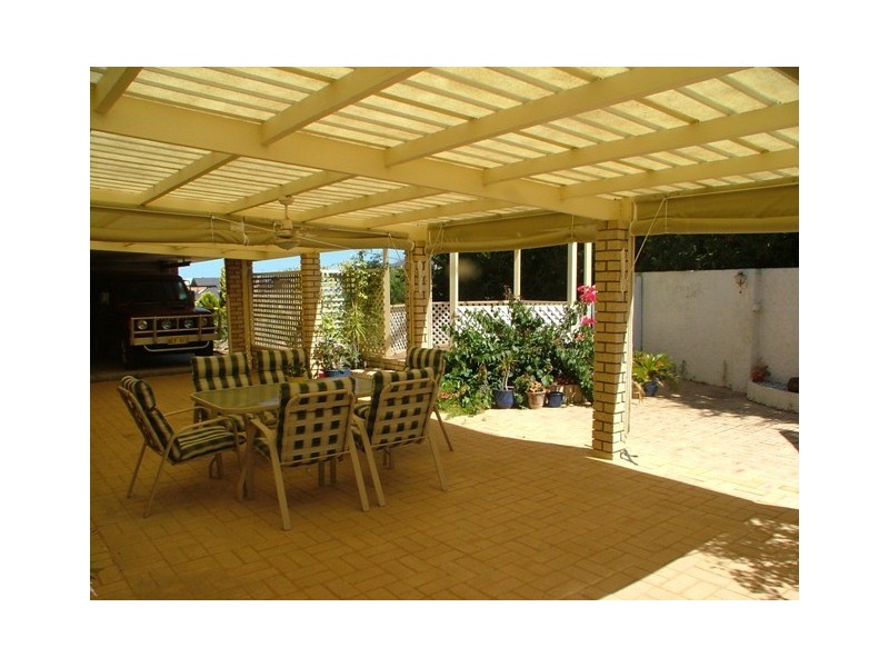 1 Chalmers Ct, Mindarie WA 6030