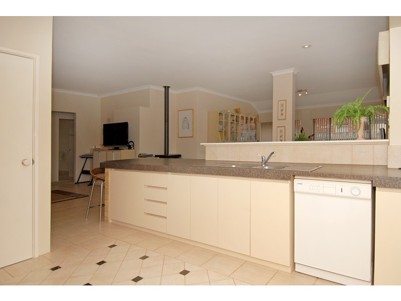 2 Oakwood Ct, Currambine WA 6028