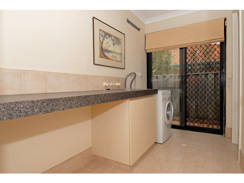 2 Oakwood Ct, Currambine WA 6028