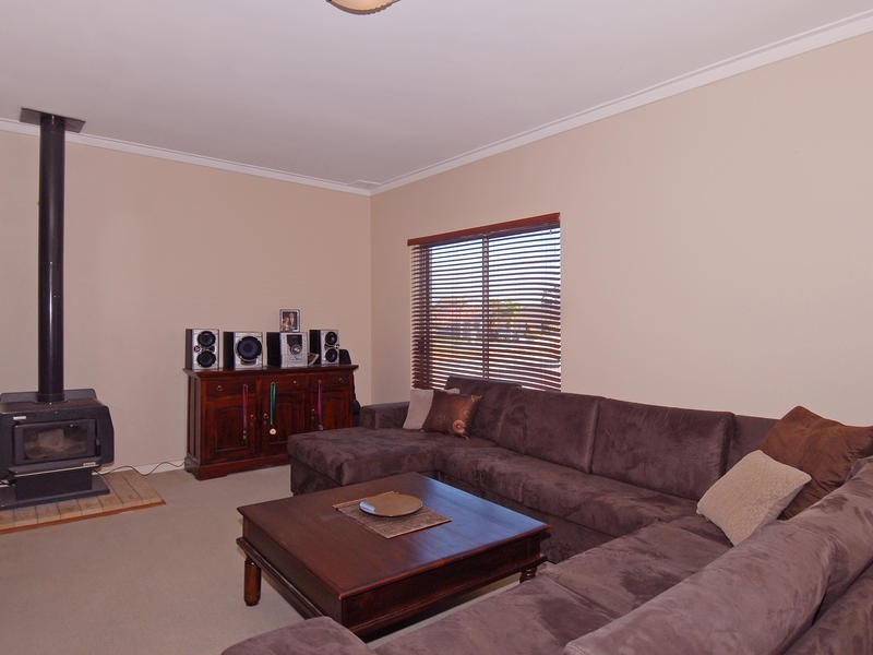 38 Mayflower Cr, Craigie WA 6025