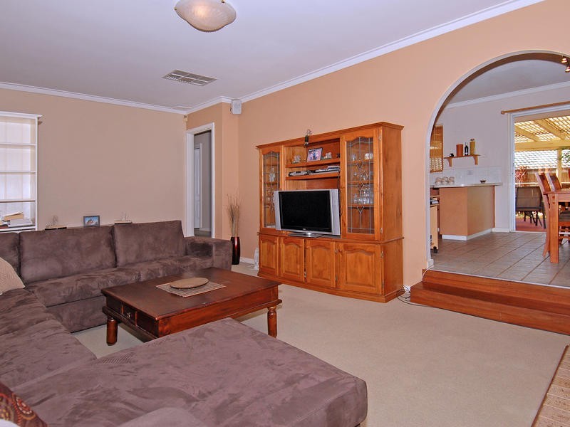 38 Mayflower Cr, Craigie WA 6025