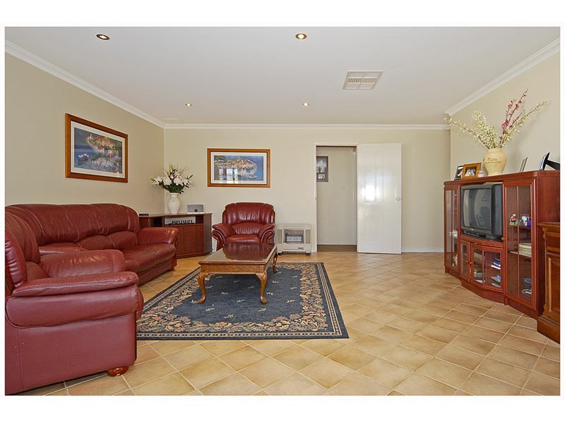 41 Litchfield Cres, Carramar WA 6031