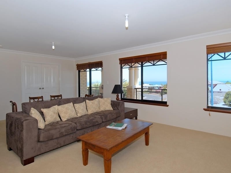 126 Lagoon Dr, Yanchep WA 6035