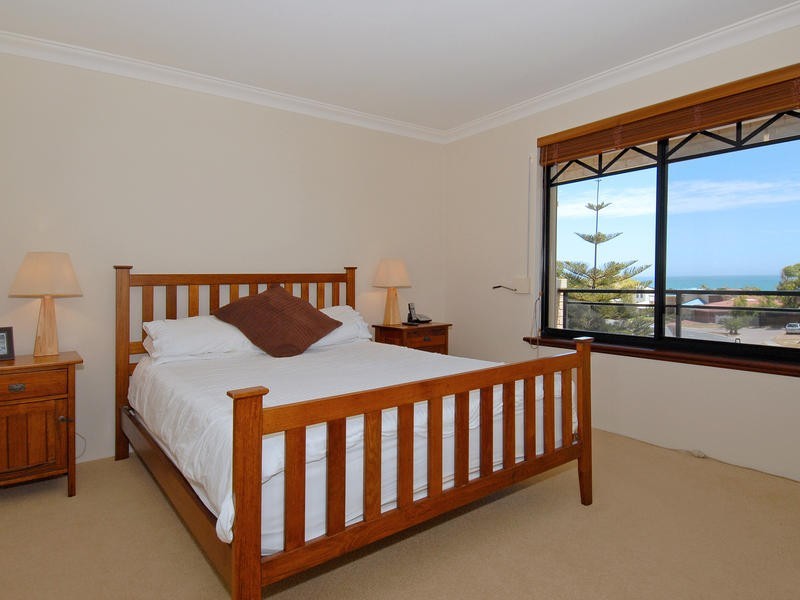 126 Lagoon Dr, Yanchep WA 6035