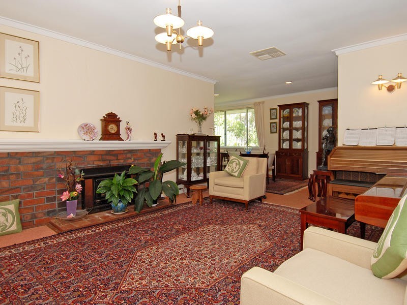 11 Grove Rd, Walliston WA 6076