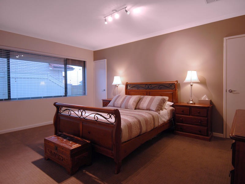 18  Memphis Ridge, Hocking WA 6065