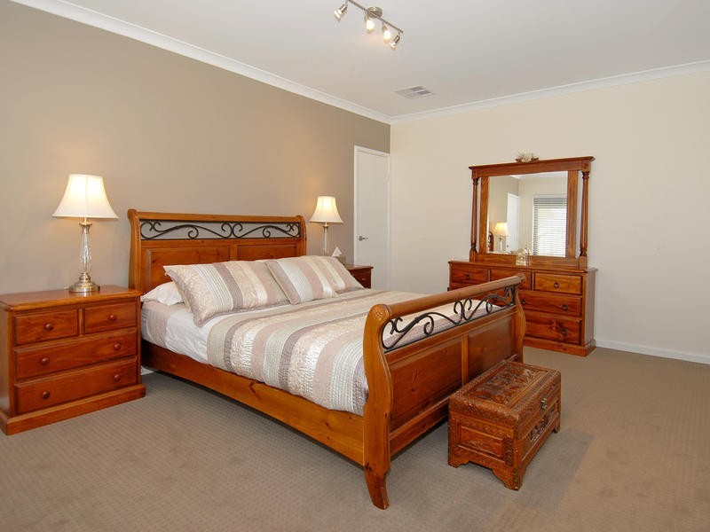 18  Memphis Ridge, Hocking WA 6065