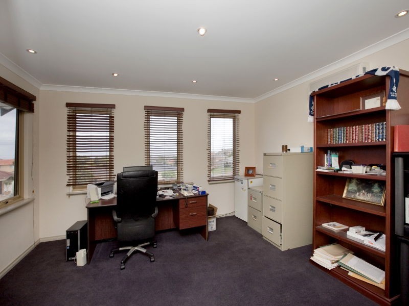 6 Waraker Rd, Hillarys WA 6025