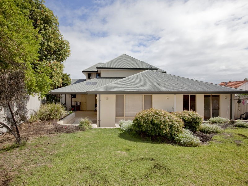 6 Waraker Rd, Hillarys WA 6025