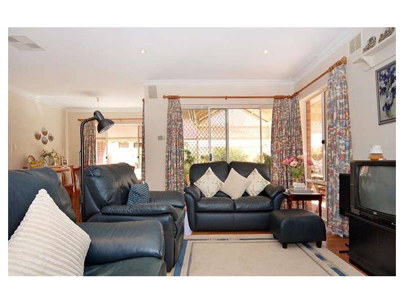 8 Silvergum Cl, Stirling WA 6021