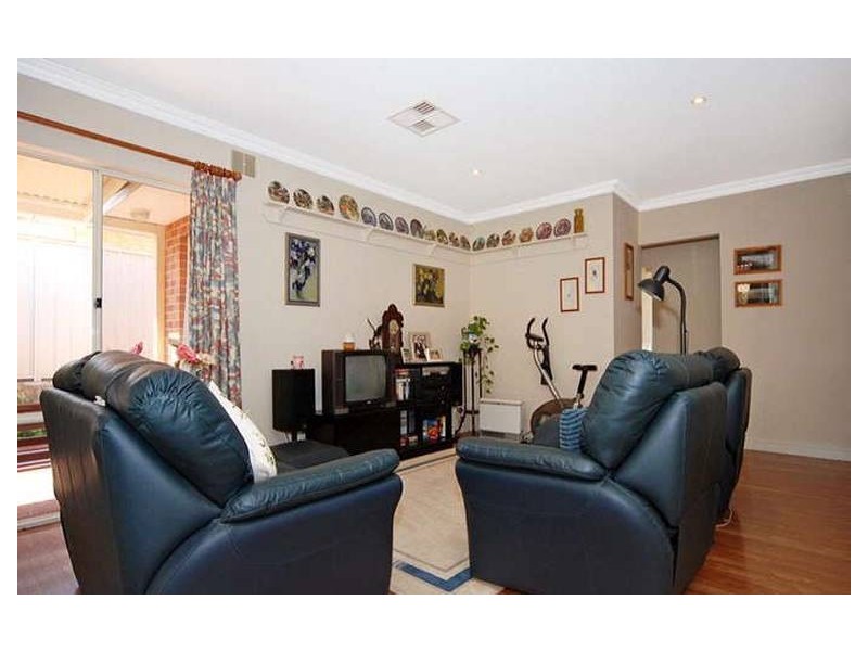 8 Silvergum Cl, Stirling WA 6021