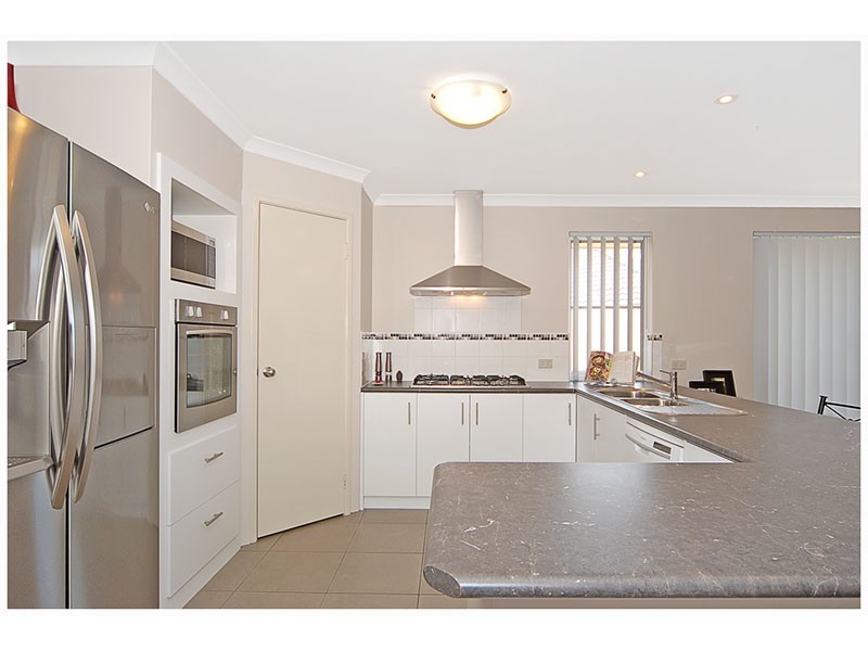 16 Harden Park Trail, Carramar WA 6031