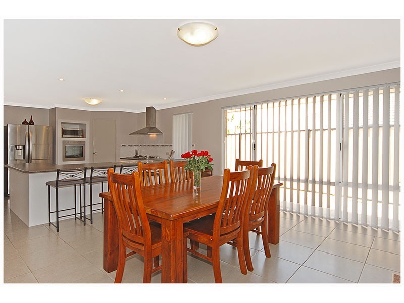 16 Harden Park Trail, Carramar WA 6031