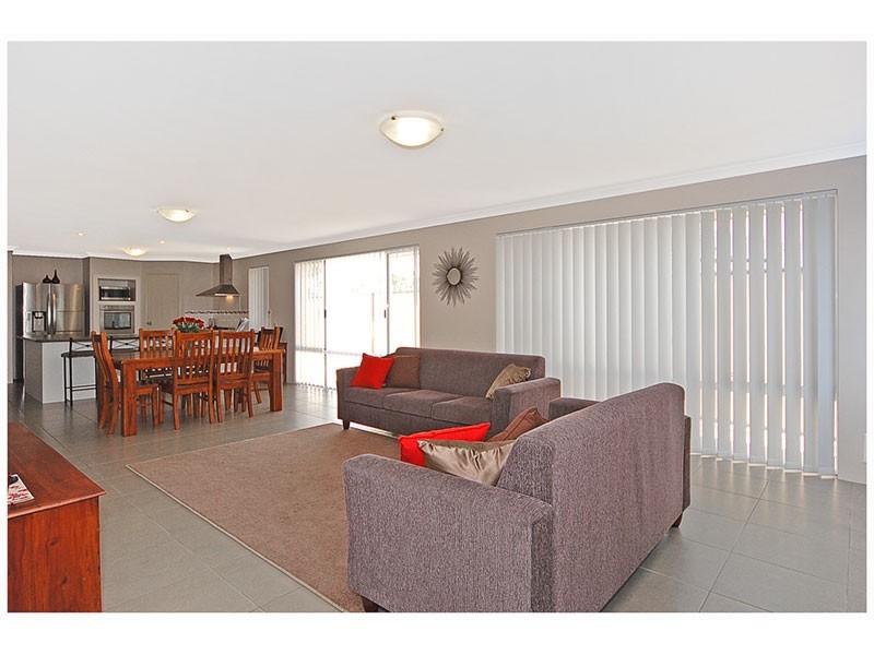 16 Harden Park Trail, Carramar WA 6031