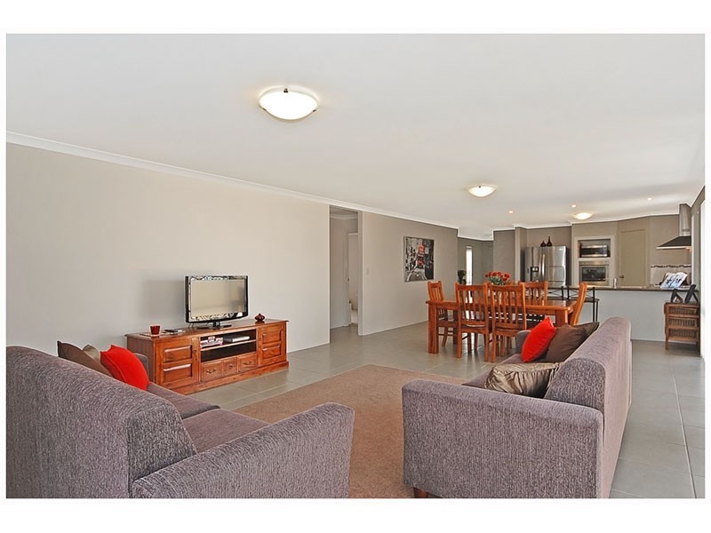 16 Harden Park Trail, Carramar WA 6031