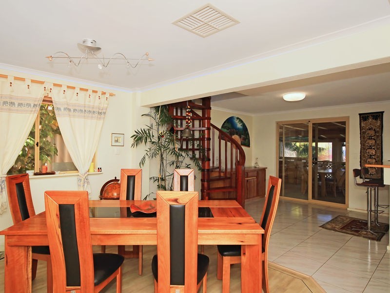 4 Volunteer Pl, Ocean Reef WA 6027