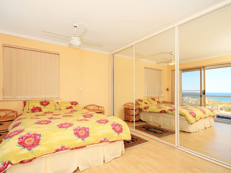 4 Volunteer Pl, Ocean Reef WA 6027