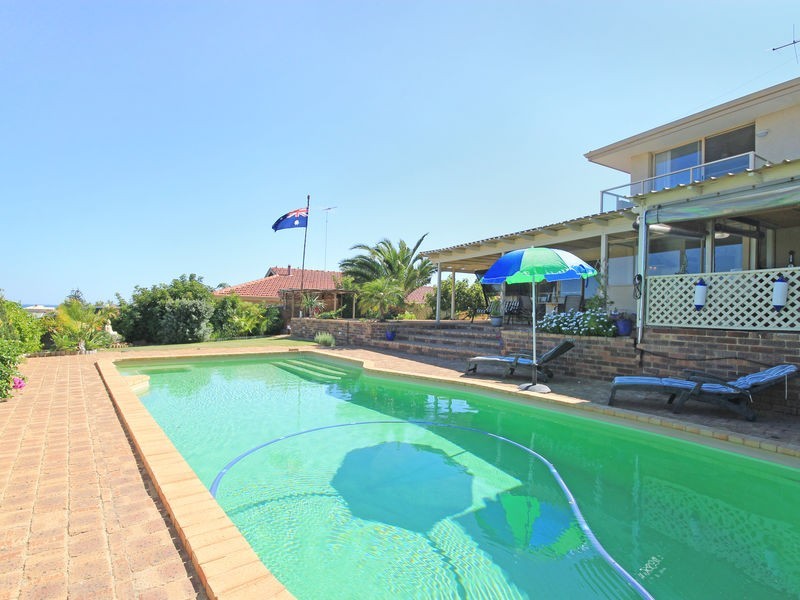 4 Volunteer Pl, Ocean Reef WA 6027