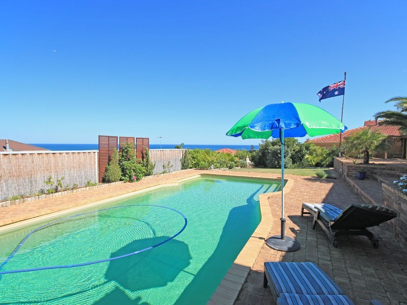 4 Volunteer Pl, Ocean Reef WA 6027