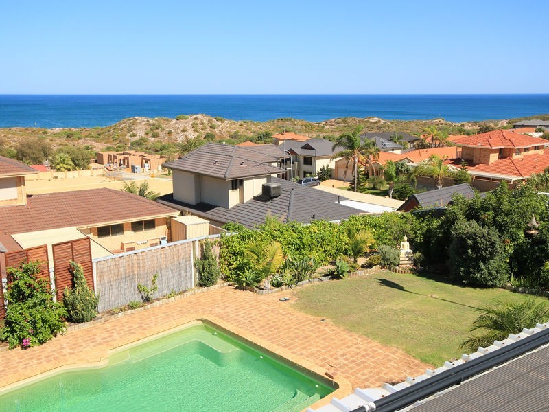 4 Volunteer Pl, Ocean Reef WA 6027