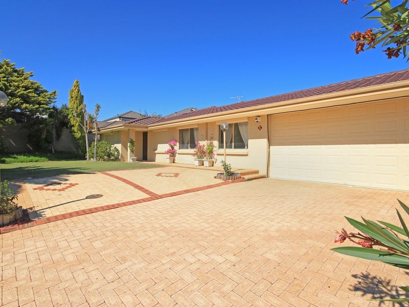 4 Volunteer Pl, Ocean Reef WA 6027