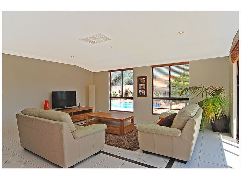 120 Roxburgh Circle, Kinross WA 6028