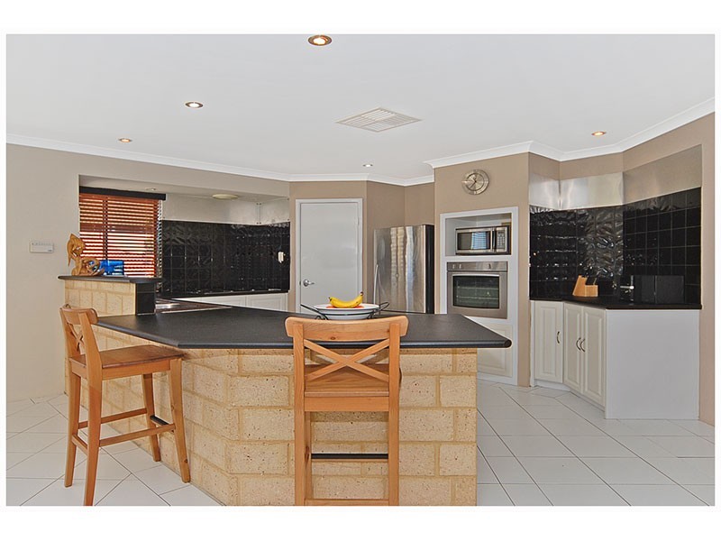 120 Roxburgh Circle, Kinross WA 6028