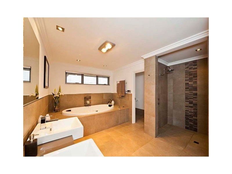 8 Whitewater Lookout, Iluka WA 6028