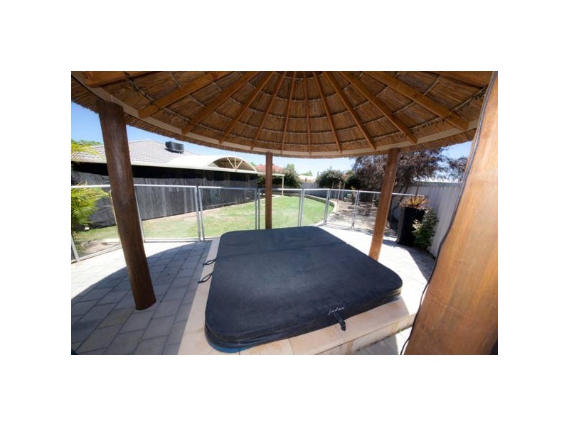 5 Ohio  Pl, Marangaroo WA 6064