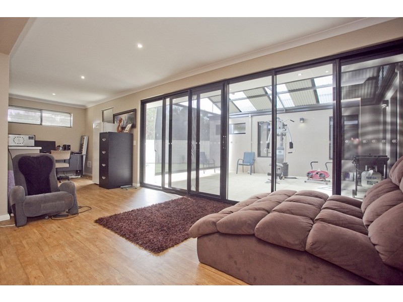 24 Enfield Turn, Carramar WA 6031